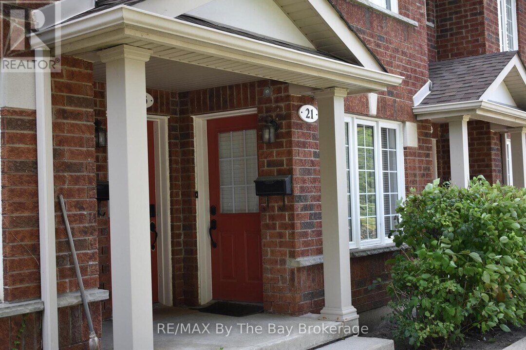 21 Raglan St in Collingwood, ON - Building Photo