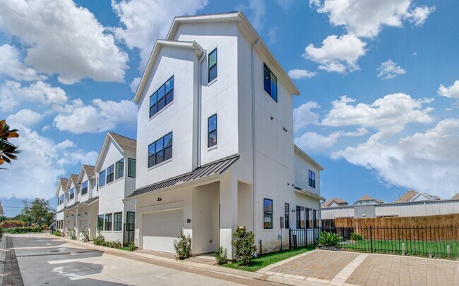 1645 Bingle Rd in Houston, TX - Building Photo - Building Photo
