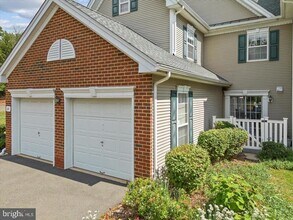 614 Bollen Ct in Pennington, NJ - Building Photo - Building Photo