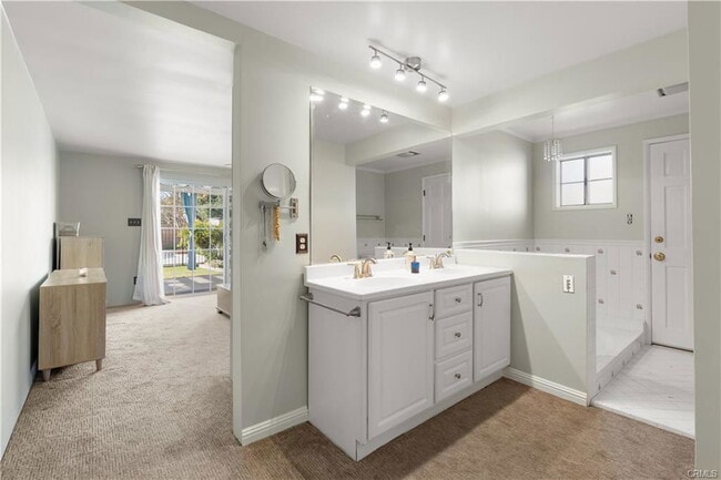 351 S Parish Pl in Burbank, CA - Building Photo - Building Photo