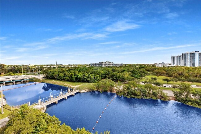 16385 Biscayne Blvd in North Miami Beach, FL - Building Photo - Building Photo