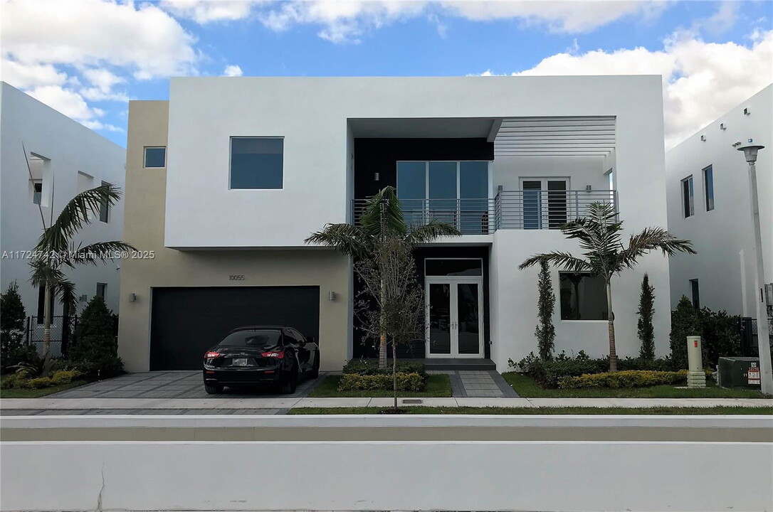 10055 NW 75th St in Doral, FL - Building Photo