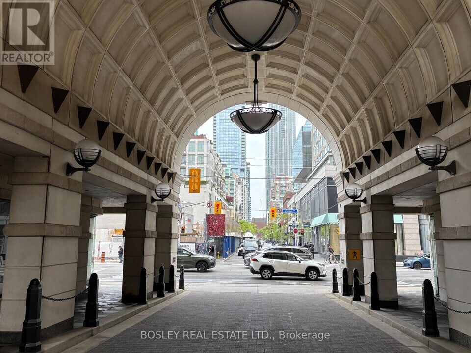 38-638 Avenue Rd in Toronto, ON - Building Photo