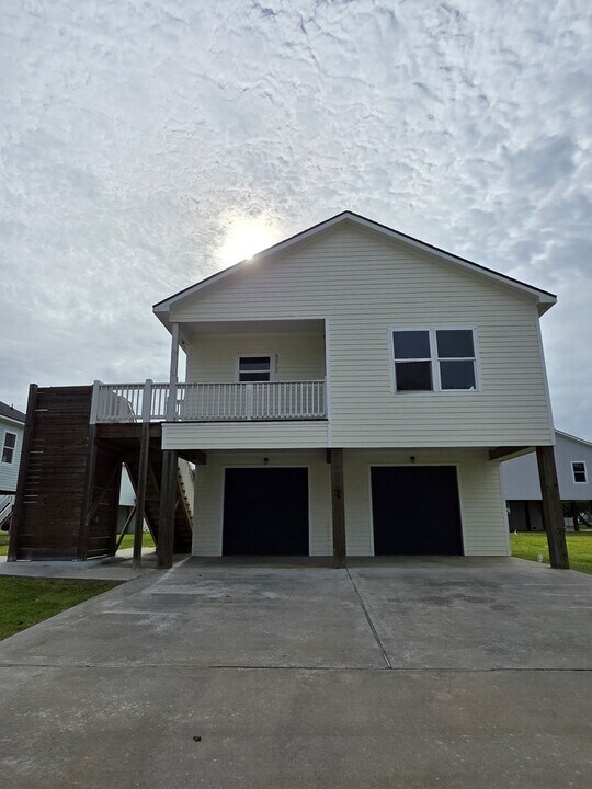 6215 Red Oak Dr in Hitchcock, TX - Building Photo