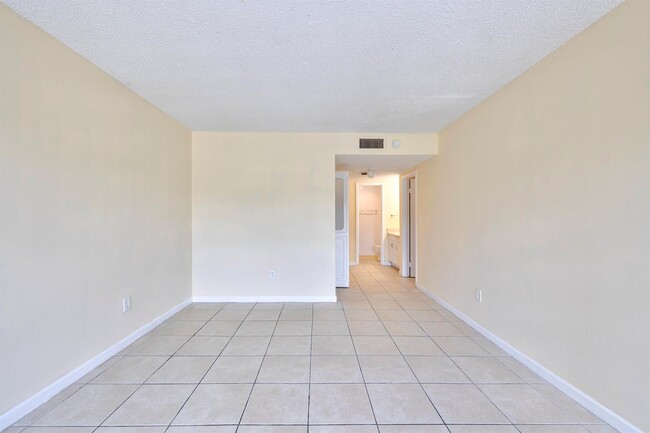 4848 NW 24th Ct, Unit 305 in Lauderdale Lakes, FL - Building Photo - Building Photo