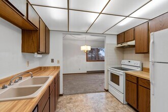 516 Marshall Ct in West Bend, WI - Foto de edificio - Building Photo