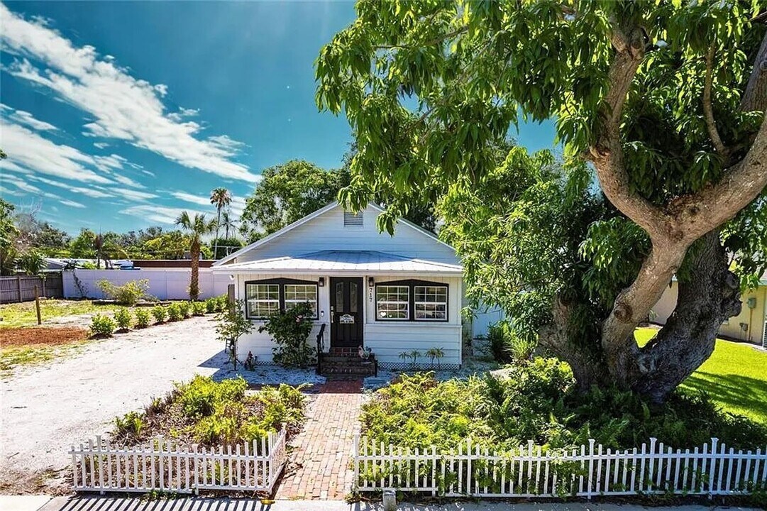 717 84th St NW in Bradenton, FL - Building Photo