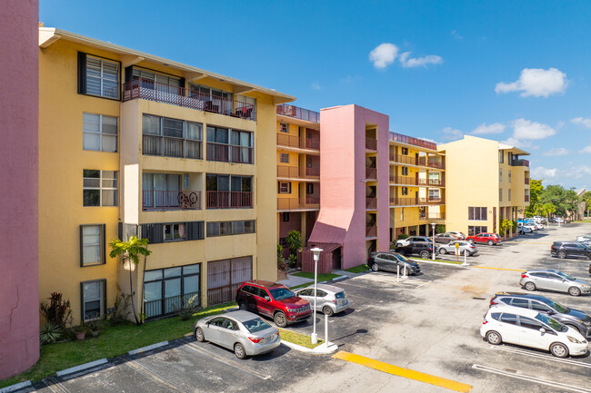 Fernwood Lakeview in Miami, FL - Foto de edificio - Building Photo