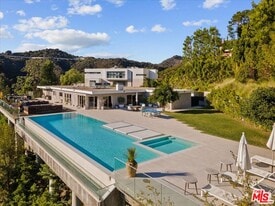 1650 Clear View Dr in Beverly Hills, CA - Building Photo