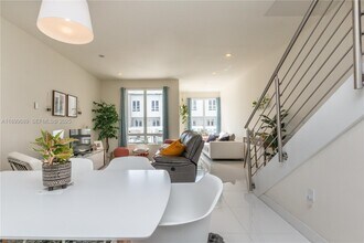 10245 NW 63rd Terrace in Doral, FL - Building Photo - Building Photo