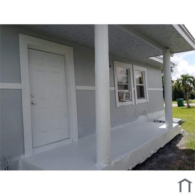 238 NW 11th Ave in South Bay, FL - Building Photo - Building Photo