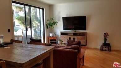 310 Tahiti Way-Unit -118 in Marina Del Rey, CA - Building Photo - Building Photo