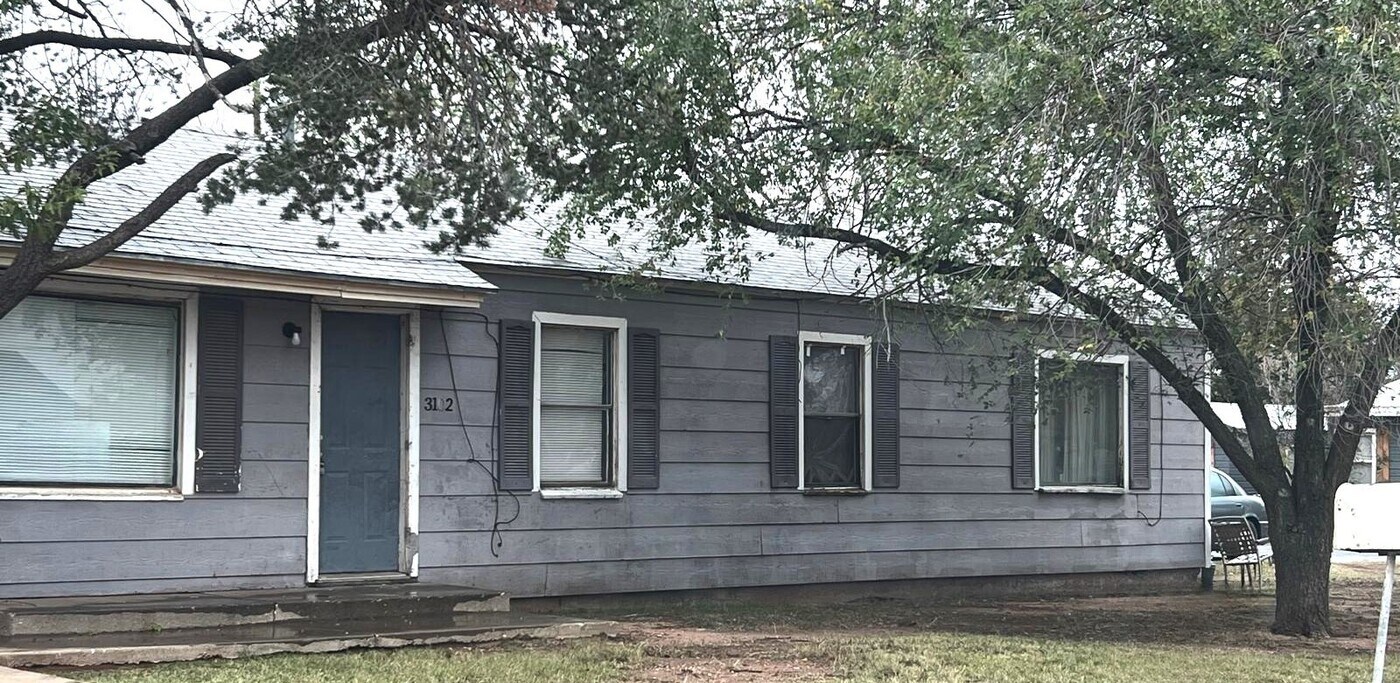 3102 Duke St in Lubbock, TX - Building Photo