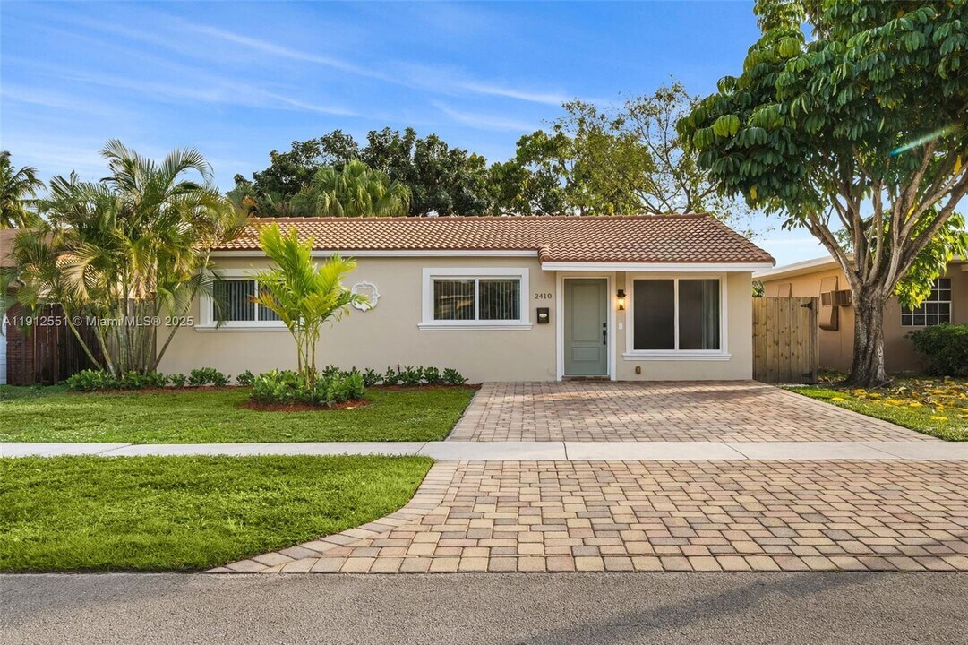 2410 Coolidge St in Hollywood, FL - Building Photo