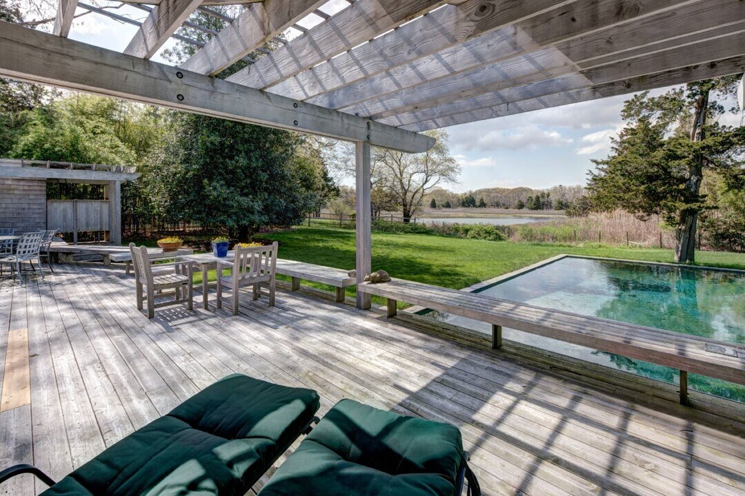 69 Fresh Pond Rd in Sag Harbor, NY - Building Photo