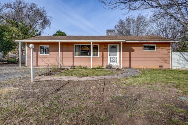 3002 Meadow Ln