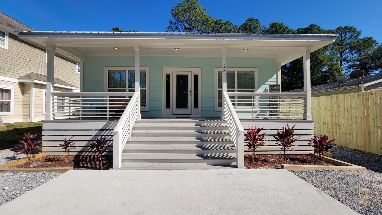 34 S 1st St in Santa Rosa Beach, FL - Building Photo