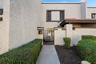 7339 E Northland Dr in Scottsdale, AZ - Foto de edificio - Building Photo