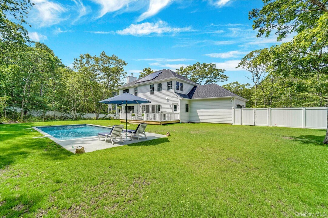 29 Gateway Ct in Hampton Bays, NY - Building Photo