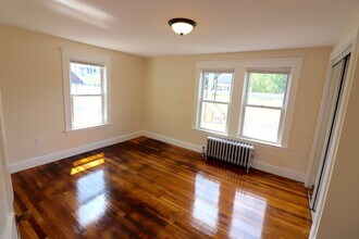 2572 Massachusetts Ave, Unit 2 in Cambridge, MA - Building Photo - Building Photo