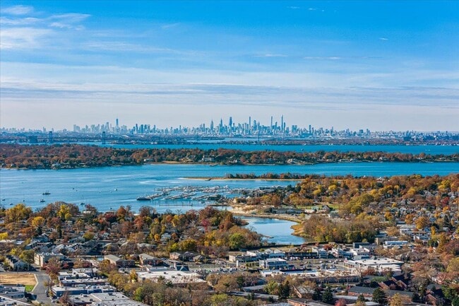 33 Avenue B in Port Washington, NY - Building Photo - Building Photo