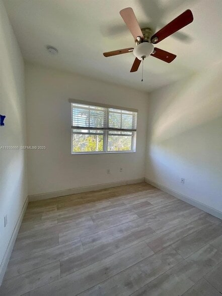 8620 NW 97th Ave in Medley, FL - Foto de edificio - Building Photo