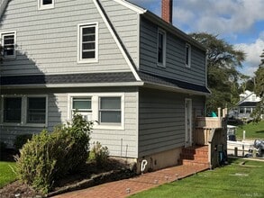2 Orchard Neck Rd in Center Moriches, NY - Building Photo - Building Photo