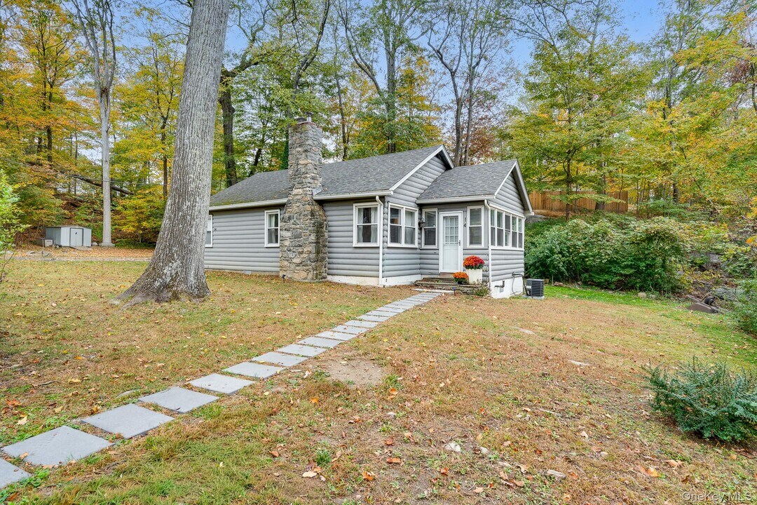 14 Sylvan Dr in Mahopac, NY - Building Photo