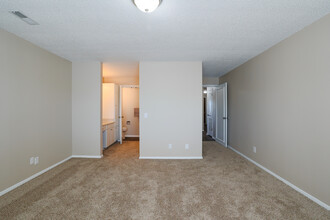 TWIN LAKES APARTMENTS in Wichita, KS - Foto de edificio - Interior Photo