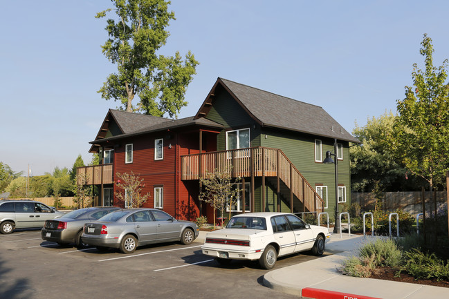 Deskins Commons Apartments in Newberg, OR - Building Photo - Building Photo