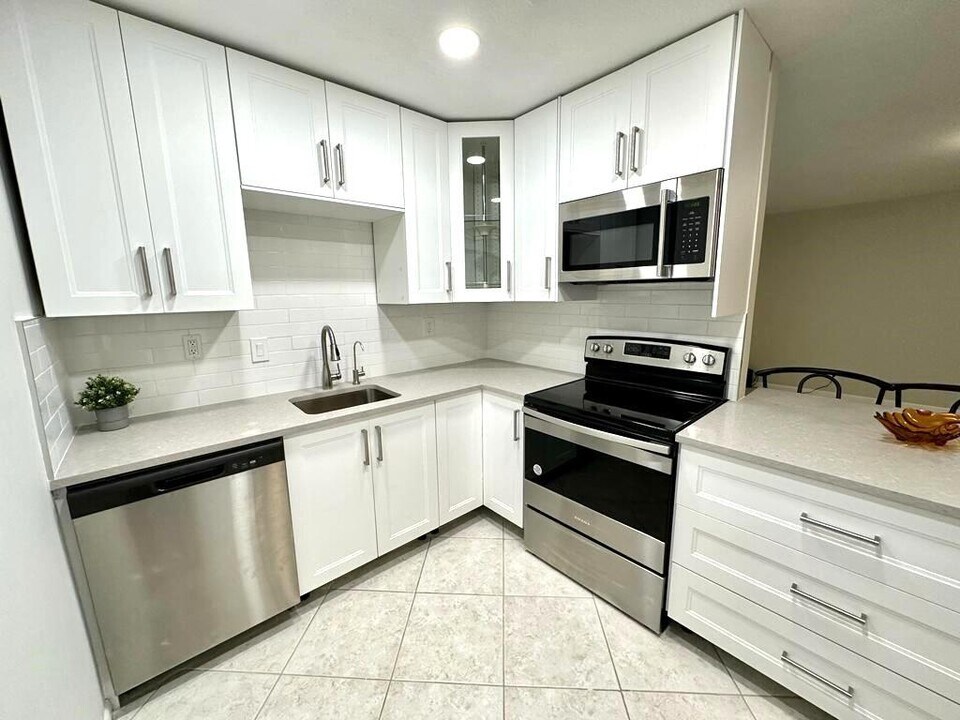 185 Burgandy Way in Delray Beach, FL - Building Photo