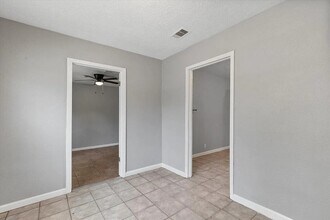 9033 Oak Knoll Ln in Houston, TX - Building Photo - Building Photo