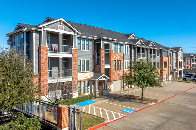 Platinum Castle Hills in Lewisville, TX - Building Photo - Building Photo