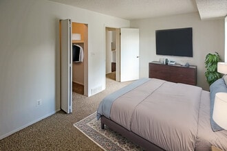 Pine Hill Apartments in Howell, MI - Foto de edificio - Building Photo