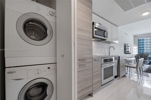 1300 Brickell Bay Dr in Miami, FL - Building Photo