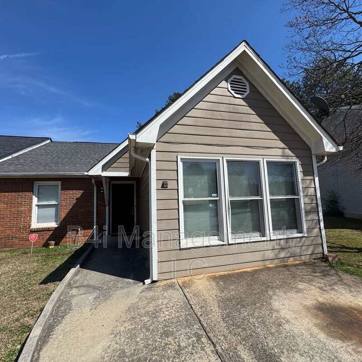 8028 Woodlake Dr in Riverdale, GA - Building Photo