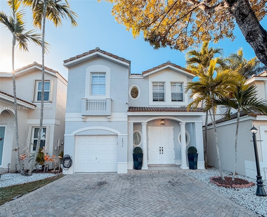 4832 NW 107th Pl in Doral, FL - Building Photo