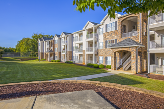 Ethan Pointe Apartments in Burlington, NC - Building Photo - Building Photo