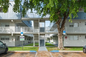 La Estancia Apartments in Oakland Park, FL - Foto de edificio - Building Photo