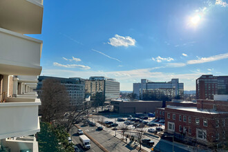 700 7th St SW, Unit 612 in Washington, DC - Foto de edificio - Building Photo