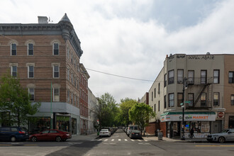 68 Diamond St in Brooklyn, NY - Foto de edificio - Building Photo