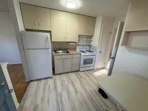 23 Pilgrim Dr, Unit 1 in Port Jefferson, NY - Foto de edificio - Building Photo