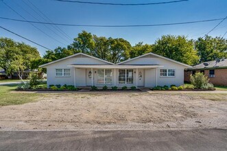116 N 12th St in Midlothian, TX - Foto de edificio - Building Photo