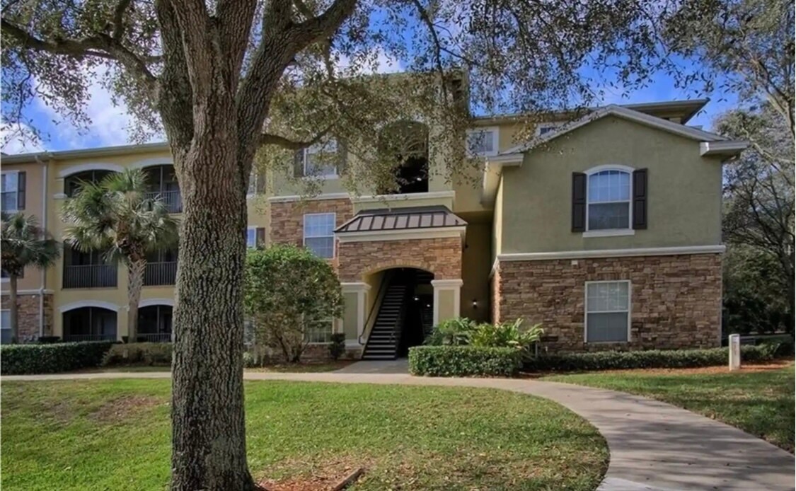 2402 Courtney Meadows Ct, Unit 304 in Tampa, FL - Foto de edificio