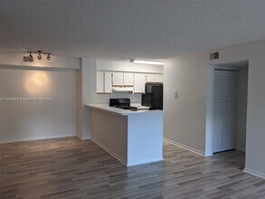 560 S Park Rd in Hollywood, FL - Building Photo - Building Photo