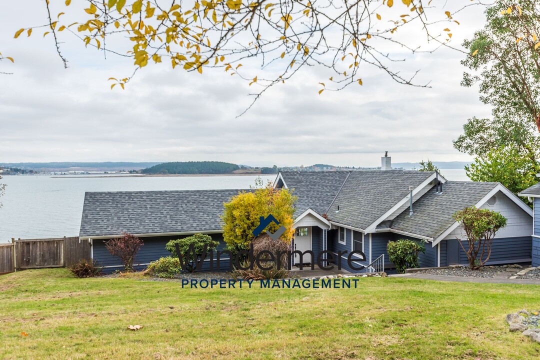 3060 SW Scenic Heights St in Oak Harbor, WA - Building Photo