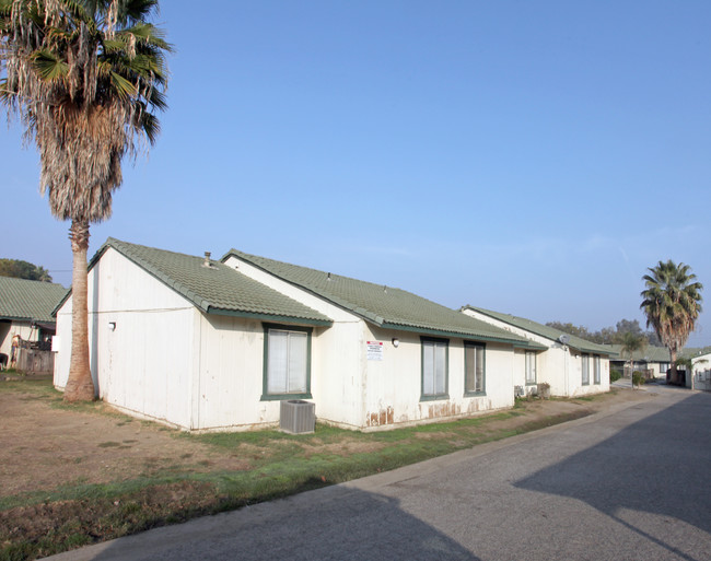 Shamrock Gardens Apartments in Hanford, CA - Building Photo - Building Photo