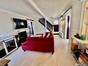 624 Vineyard Point Rd in Guilford, CT - Building Photo - Building Photo