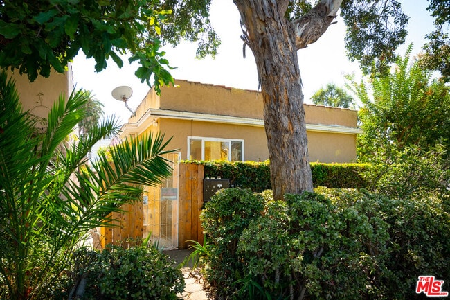 420 Altair Pl in Los Angeles, CA - Building Photo - Building Photo