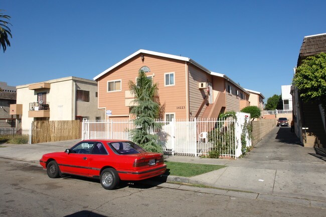 14223 Calvert St in Van Nuys, CA - Foto de edificio - Building Photo